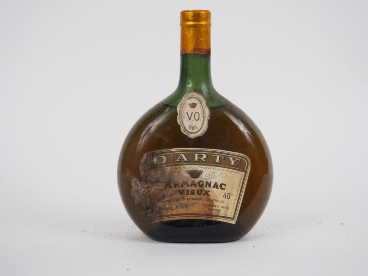 1 VIEILLE BOUTEILLE ARMAGNAC D'ARTY