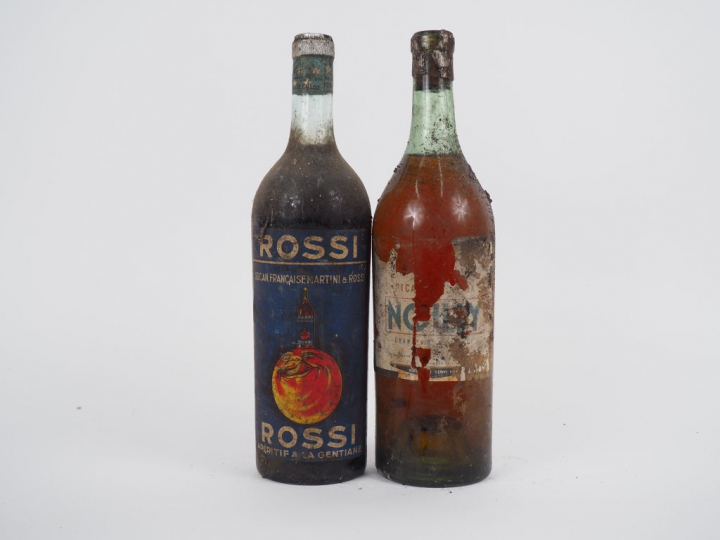 2 VIEILLES BOUTEILLES : 1 NOILLY - 1 ROSSI