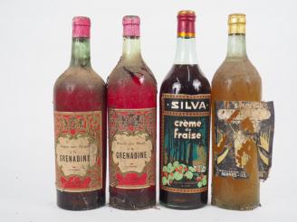 Vente aux enchères 4 VIEILLES BOUTEILLES : 2 GRENADINE - 1  CREME DE FRAISE - 1 CITRON (?
