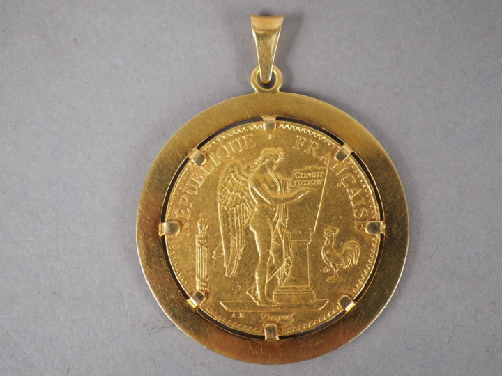 Pendentif en or jaune, orné d'une pièce de 100 Francs or, 1879-A. Poid