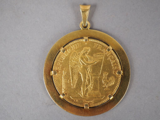 Vente aux enchères Pendentif en or jaune, orné d'une pièce de 100 Francs or, 1879-A. Poid