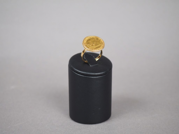 Bague en or jaune, ornée en son centre d'une pièce de 10 Francs or, 18