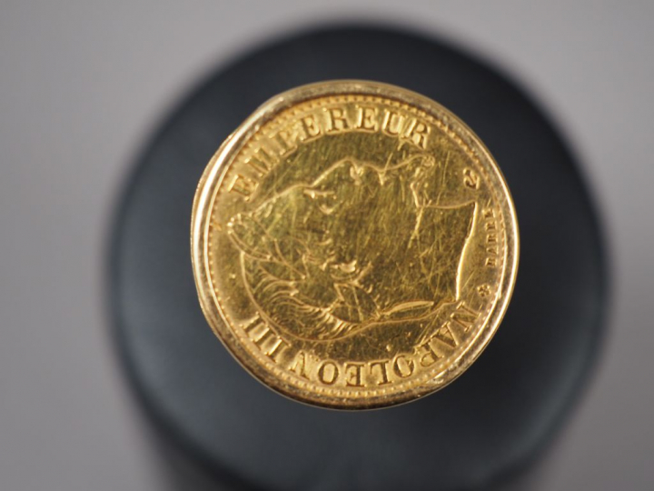 Bague en or jaune, ornée en son centre d'une pièce de 10 Francs or, 18