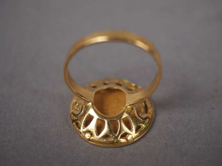 Bague en or jaune, ornée en son centre d'une pièce de 10 Francs or, 18