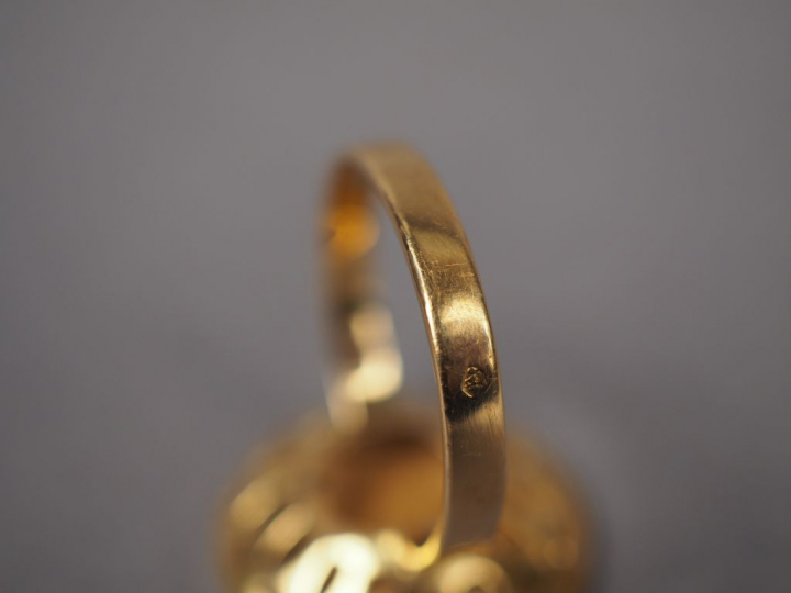 Bague en or jaune, ornée en son centre d'une pièce de 10 Francs or, 18