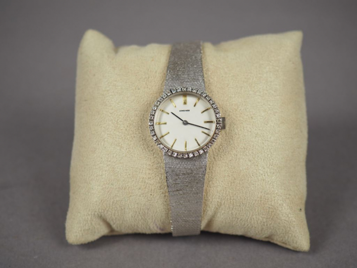 LONGINES.  Montre de dame, bracelet et boitier en or blanc.  Cadran en