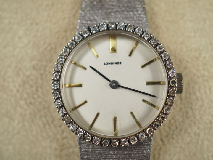 LONGINES.  Montre de dame, bracelet et boitier en or blanc.  Cadran en