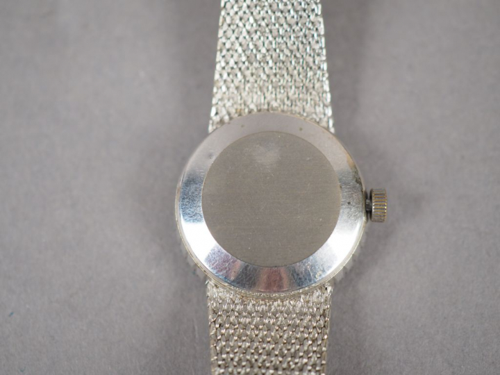 LONGINES.  Montre de dame, bracelet et boitier en or blanc.  Cadran en