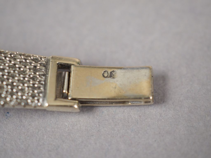 LONGINES.  Montre de dame, bracelet et boitier en or blanc.  Cadran en