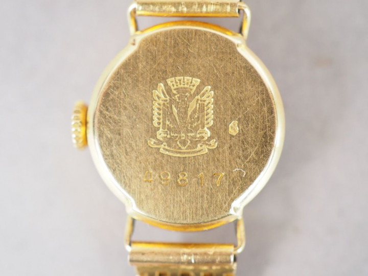 LIP. Montre de dame, boitier et bracelet or.  Poids tel. 23,16 g