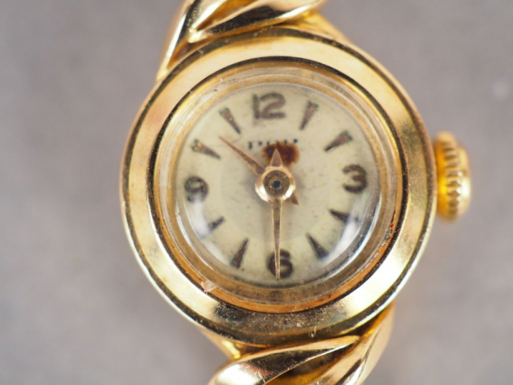Montre de dame, boitier et bracelet or.  Poids tel. 18,11 g