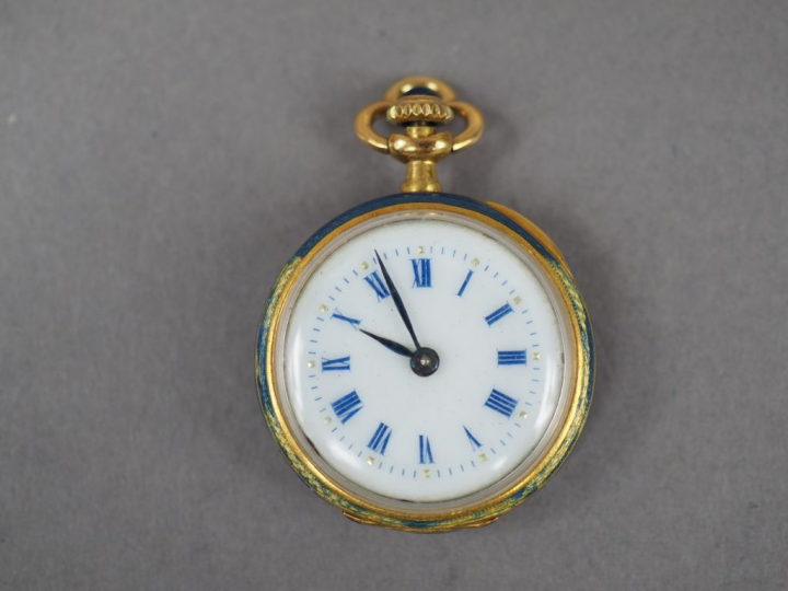 OMEGA. Montre de col de style Louis XVI en or et émail bleu, à décor d