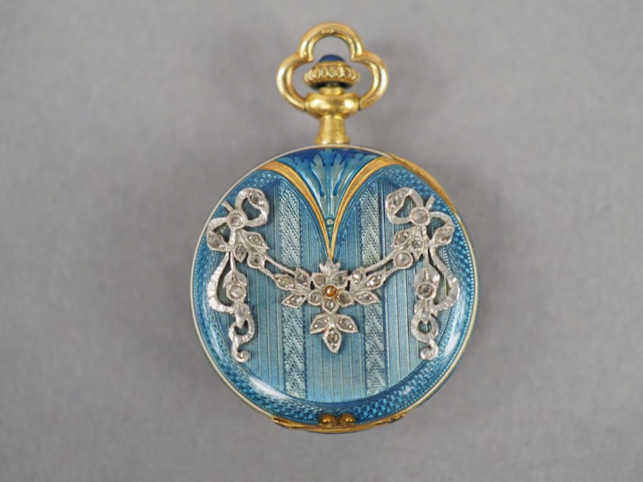 OMEGA. Montre de col de style Louis XVI en or et émail bleu, à décor d