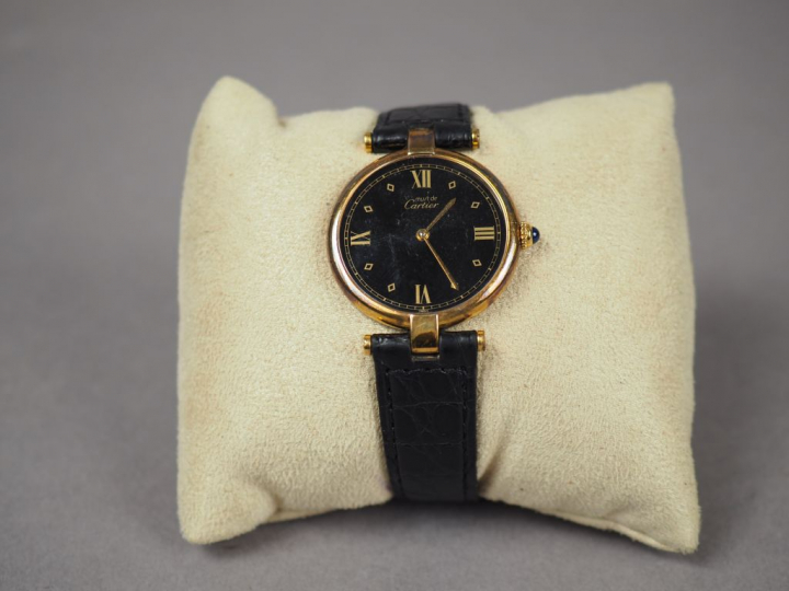 MUST de CARTIER.  Montre de dame en vermeil, bracelet cuir d'origine. 