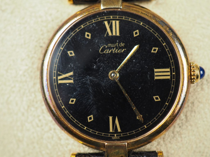 MUST de CARTIER.  Montre de dame en vermeil, bracelet cuir d'origine. 