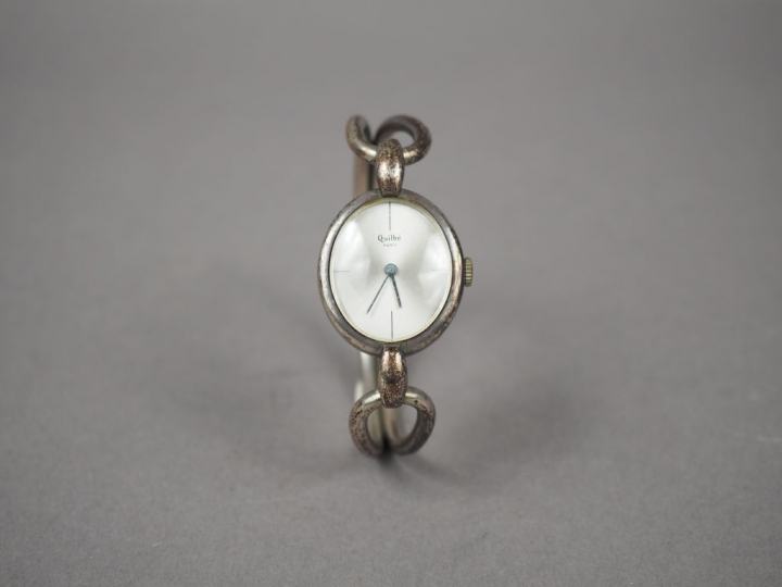 QUILBE à Paris.  Montre de dame en argent, cadran ovale.  Poids tel. 4