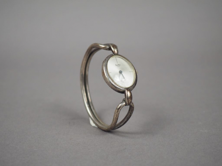 QUILBE à Paris.  Montre de dame en argent, cadran ovale.  Poids tel. 4