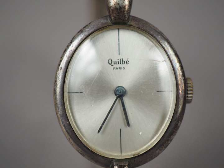 QUILBE à Paris.  Montre de dame en argent, cadran ovale.  Poids tel. 4