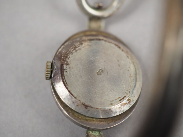QUILBE à Paris.  Montre de dame en argent, cadran ovale.  Poids tel. 4
