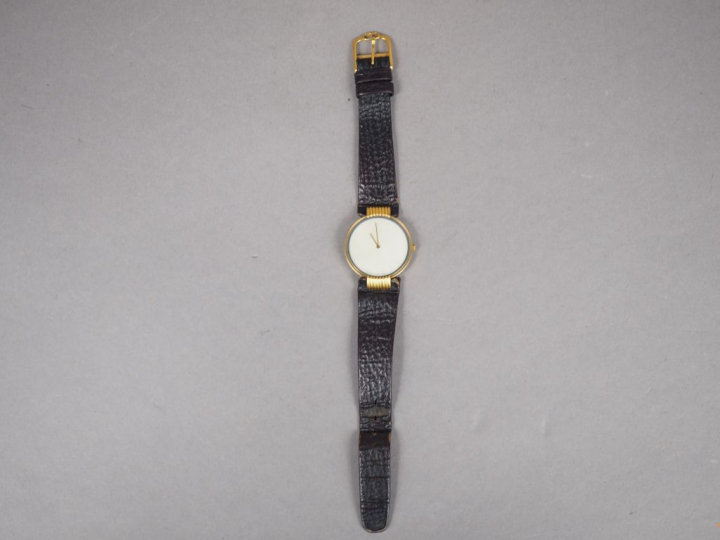 Christian DIOR.  Montre de dame, boitier en plaqué. Cadran à fond de n