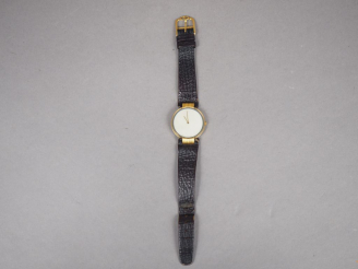 Vente aux enchères Christian DIOR.  Montre de dame, boitier en plaqué. Cadran à fond de n