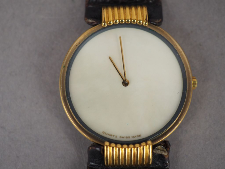 Christian DIOR.  Montre de dame, boitier en plaqué. Cadran à fond de n