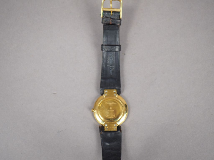 Christian DIOR.  Montre de dame, boitier en plaqué. Cadran à fond de n