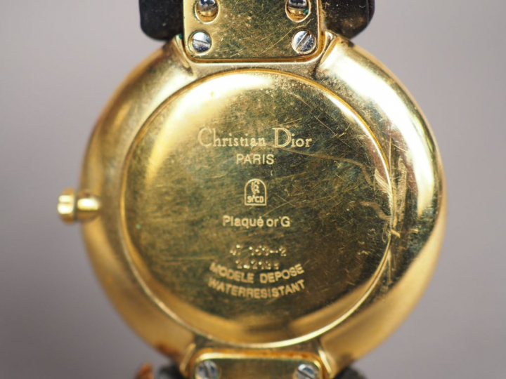 Christian DIOR.  Montre de dame, boitier en plaqué. Cadran à fond de n