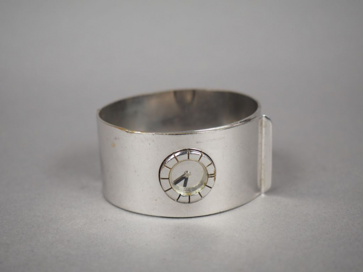 LANVIN Paris.  Montre bracelet en métal chromé.  Bracelet rigide, sign