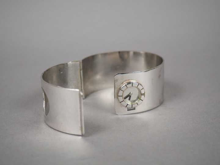 LANVIN Paris.  Montre bracelet en métal chromé.  Bracelet rigide, sign