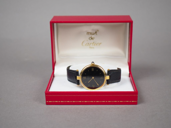 MUST de CARTIER. Montre de dame en vermeil, bracelet cuir noir.  Dans 