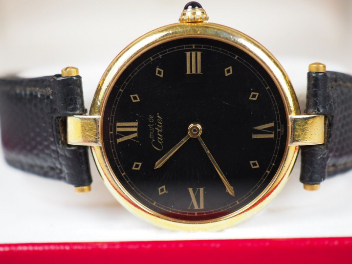 MUST de CARTIER. Montre de dame en vermeil, bracelet cuir noir.  Dans 