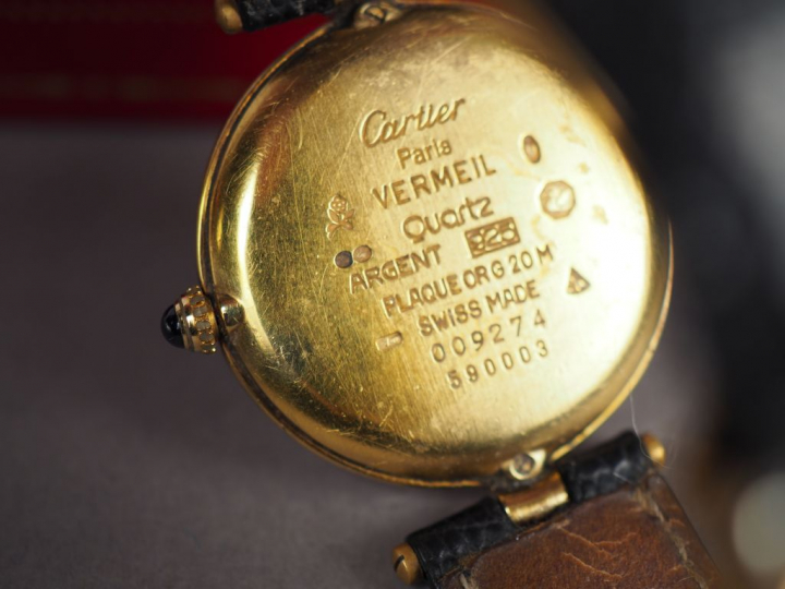 MUST de CARTIER. Montre de dame en vermeil, bracelet cuir noir.  Dans 