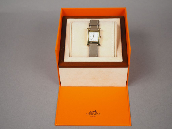 HERMES.  Montre de dame "H".  N°HH1.201 / 3149605.  Bracelet cuir d'or