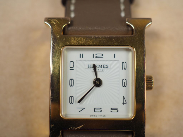 HERMES.  Montre de dame "H".  N°HH1.201 / 3149605.  Bracelet cuir d'or
