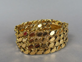 Vente aux enchères Bracelet manchette articulé en or jaune.  Poids. 45,71 g