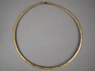Vente aux enchères Collier articulé trois ors, à décor de motifs géométriques.  Poids. 36