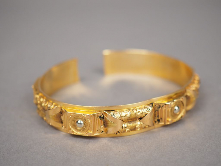 Bracelet jonc en or jaune, à décor de motifs abstraits.  Poids. 25,73 