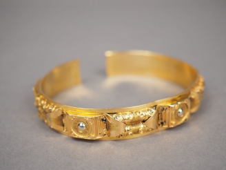 Vente aux enchères Bracelet jonc en or jaune, à décor de motifs abstraits.  Poids. 25,73 