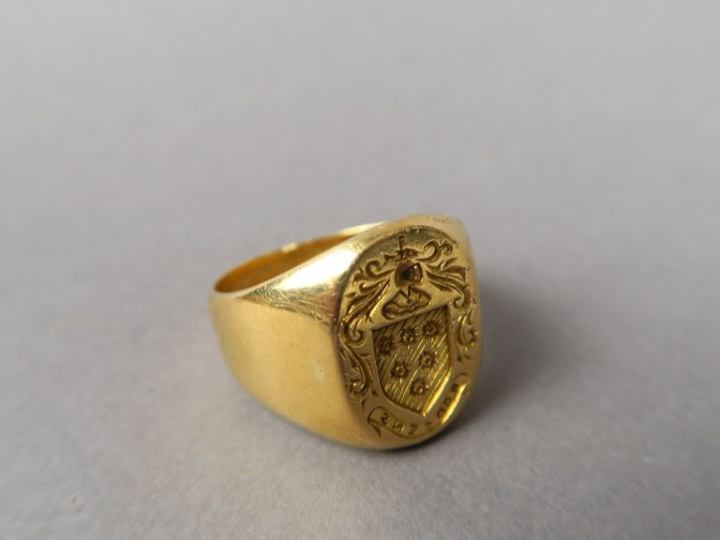 Chevaliere d'homme en or jaune, à décor d'armoirie.  Poids. 19,75 g