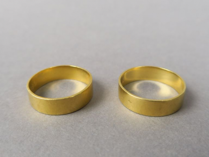 Deux alliances en or jaune.  Poids. 10,12 g (gravées à l'intérieur)