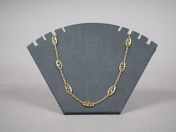 Collier en or jaune, à décor de filigranes.  Poids. 17,69 g