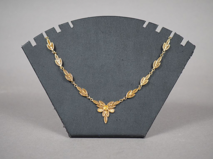 Collier en or jaune, à décor de motifs floraux disposés en chute et fi