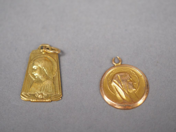 Lot de deux médailles religieuses en or jaune.  Poids. 3,67 g (gravées