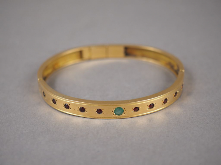 Bracelet en or jaune orné de pierres de couleur.  Poids tel. 27,26 g
