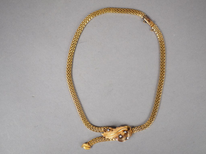 Collier articulé en or jaune, orné en son centre d'un motif de feuilla