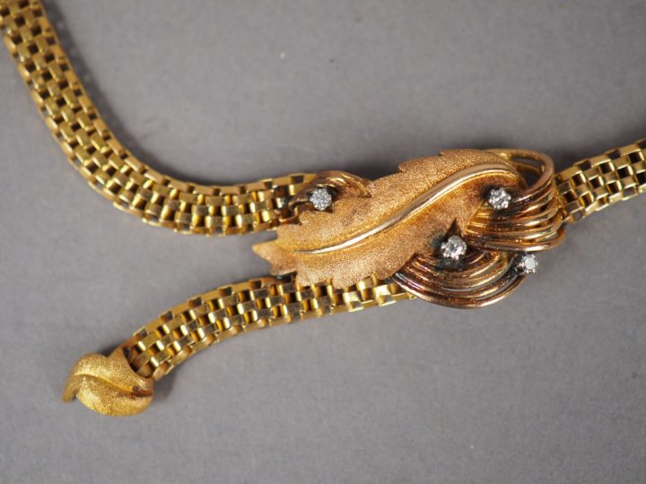 Collier articulé en or jaune, orné en son centre d'un motif de feuilla