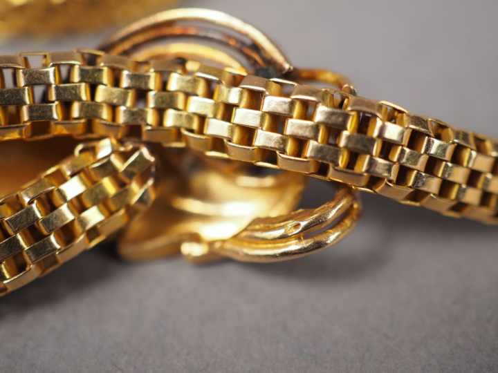 Collier articulé en or jaune, orné en son centre d'un motif de feuilla