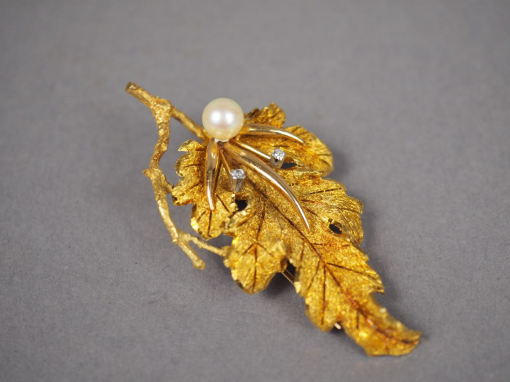 Broche en or jaune en forme de feuille, ornée d'une perle et de deux p