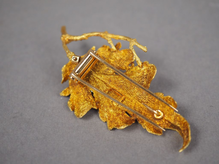Broche en or jaune en forme de feuille, ornée d'une perle et de deux p